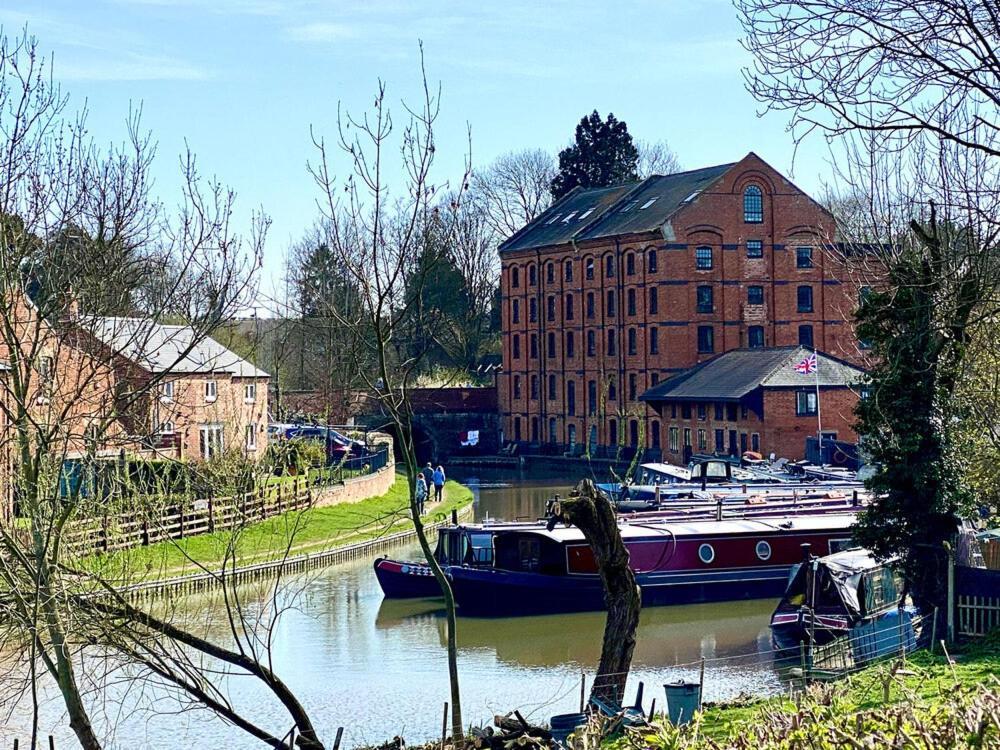 Canal View Cottage With Log Fire & Parking Blisworth Extérieur photo